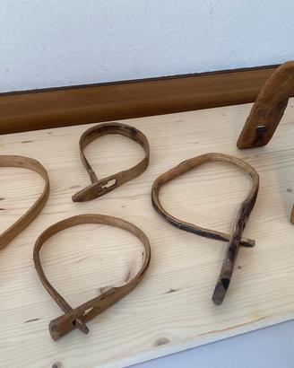 Antichi collari in legno per caprette