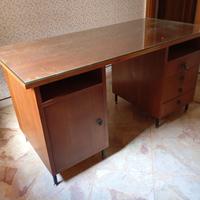 Scrivania con cassetti