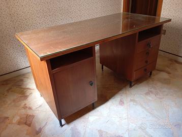 Scrivania con cassetti