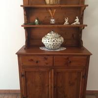 Credenza con piattaia