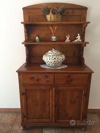 Credenza con piattaia