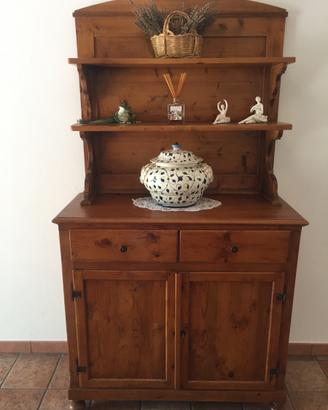 Credenza con piattaia