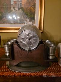 botte da tavolo in metallo stagno con bicchieri 