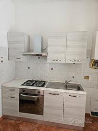 cucina con forno e frigorifero 