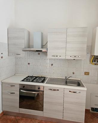 cucina con forno e frigorifero 
