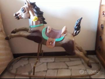 Cavalluccio a dondolo