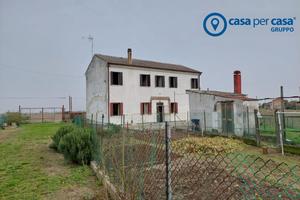 Casa singola con ampio giardino e cantine
