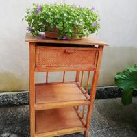 Mobiletto da giardino in legno