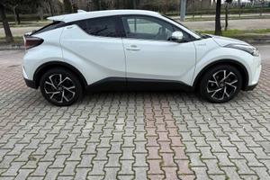 Toyota c-hr 1.8 hybrid Trend colore Bianco perla