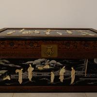 Antica Cassapanca Cinese in Legno di Canfora