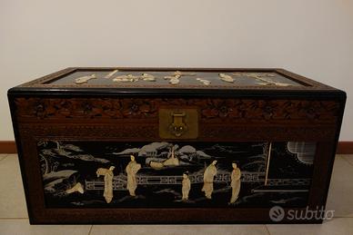 Antica Cassapanca Cinese in Legno di Canfora