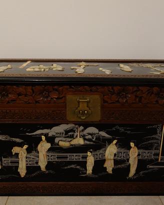 Antica Cassapanca Cinese in Legno di Canfora