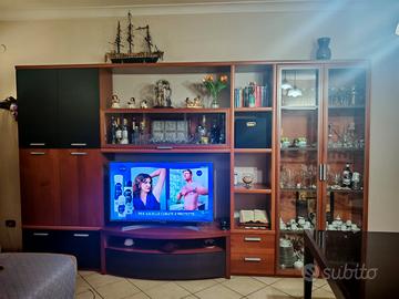 arredamento parete attrezzata e tavolo