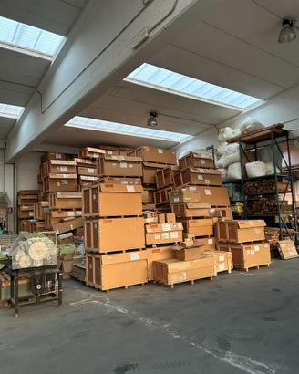 Scatole e casse da imballaggio marchiate e usate