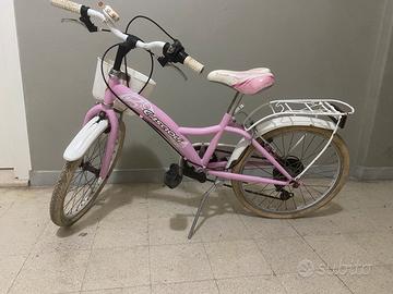 Bici da bambina bianca e rosa con marce