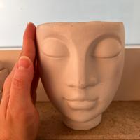 Vaso con design viso in ceramica