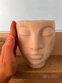 Vaso con design viso in ceramica