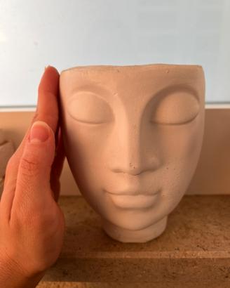 Vaso con design viso in ceramica
