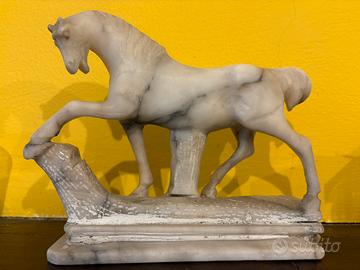 Cavallo in marmo