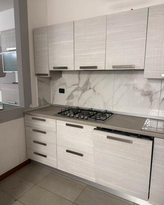 Cucina completa di elettrodomestici