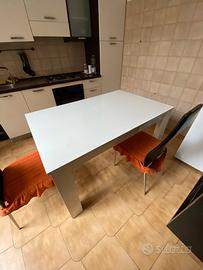 Tavolo bianco allungabile (da 4 a 8 posti)