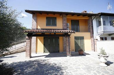 Rustico / Casale di 200 m² con più di 5 locali e b