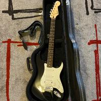 Chitarra Squier con custodia rigida e piedistallo