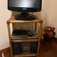 Scrivania, sedia e mobile tv