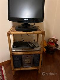 Scrivania, sedia e mobile tv