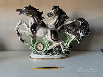 Cavalli in ceramica con orologio