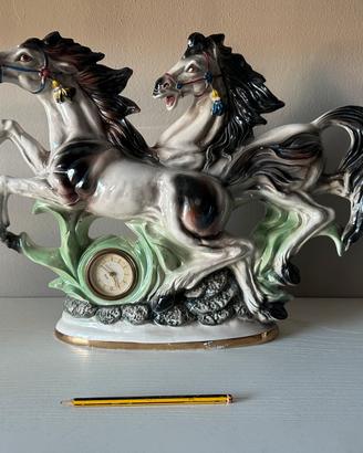 Cavalli in ceramica con orologio