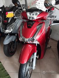 da vetrina Honda SH 150 special red