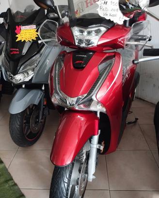 da vetrina Honda SH 150 special red
