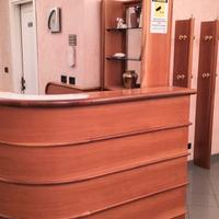 Bancone in legno con accessori