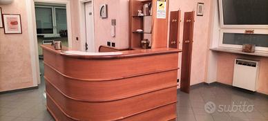 Bancone in legno con accessori