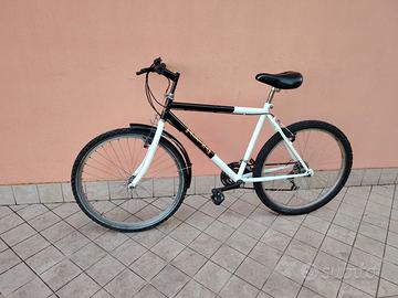 Bicicletta da 26 bianca e nera con cambio 18 v