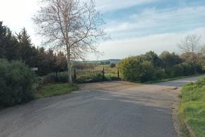 Terreno recintato con ingresso su strada asfaltata