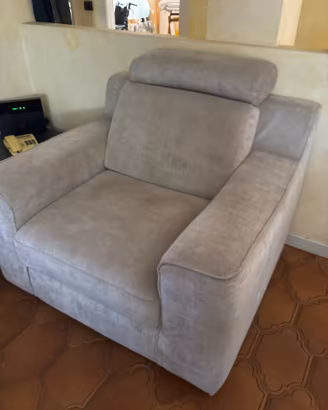 Divano, poltrona e poggiapiedi