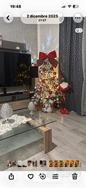 Albero di Natale innevato con tronco bianco