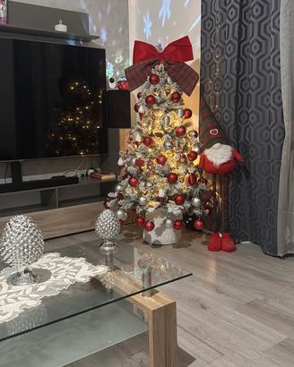 Albero di Natale innevato con tronco bianco