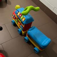 Gioco bambino trenino cavalcabile