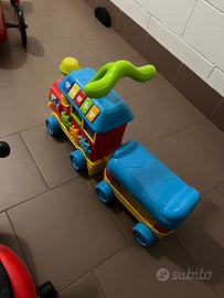 Gioco bambino trenino cavalcabile
