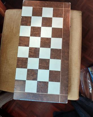 Scacchi vintage in metallo con scacchiera in legno