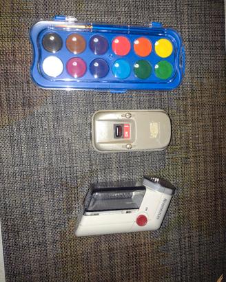 tavolozza colori, interruttore e toglipelucchi.