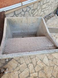 Lavatoio in cemento con piedi