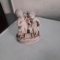 Deliziosa statuetta in porcellana