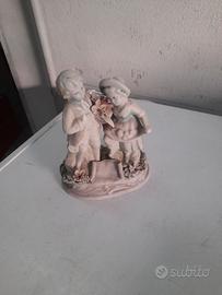 Deliziosa statuetta in porcellana