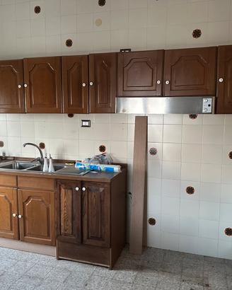 Cucina e due camere da letto piu altri arredi
