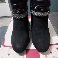 Stivaletti con borchie e strass