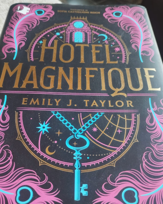 Hotel Magnifique libro